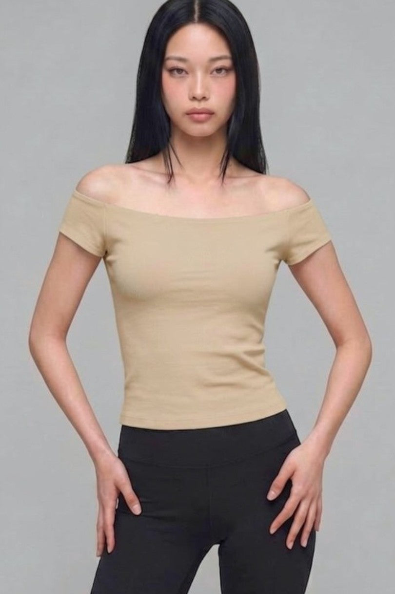 SOLAのベージュのオフショルダーリブブラトップTシャツを着用したモデル