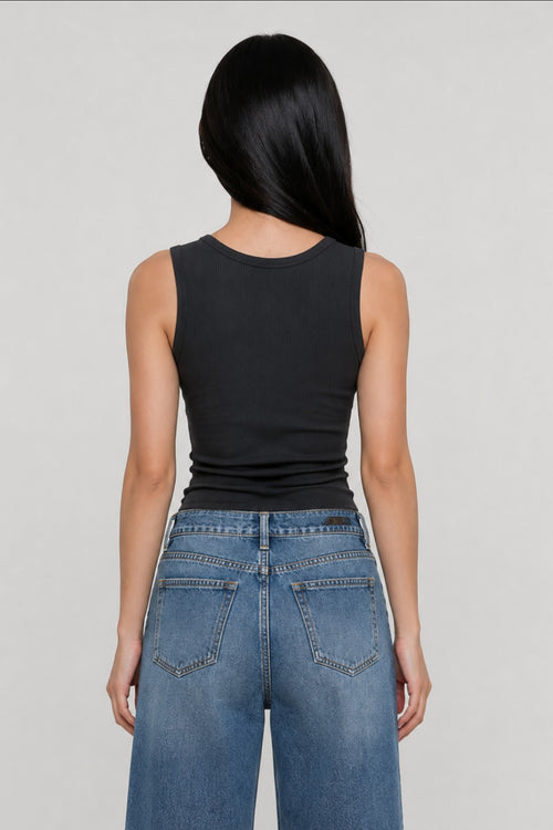 SOLAのブラックのUネックブラトップを着用し、デニムパンツを合わせた後ろ姿の女性