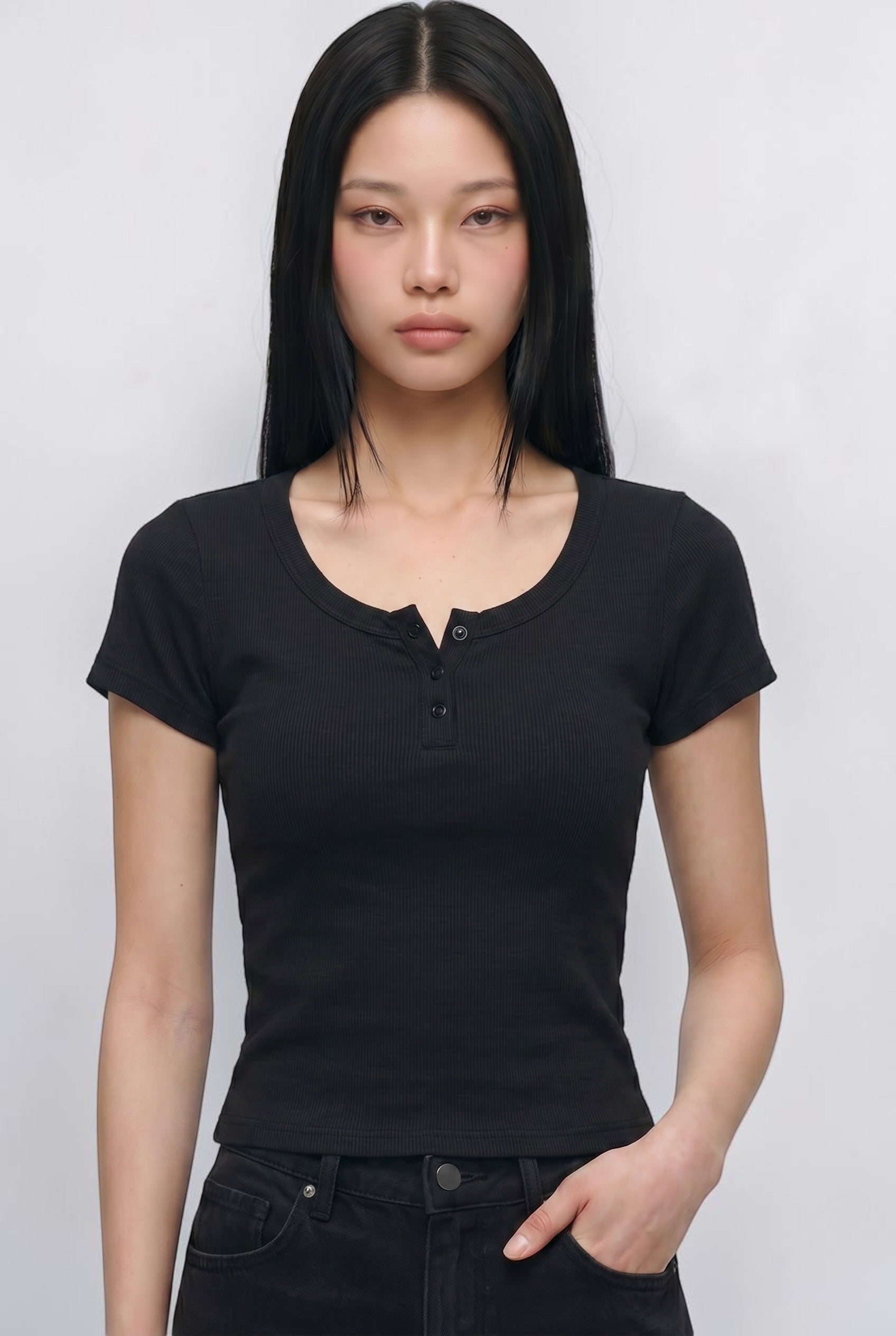 SOLAの黒いリブ素材のトリプルボタン付きブラトップTシャツを着用したモデル