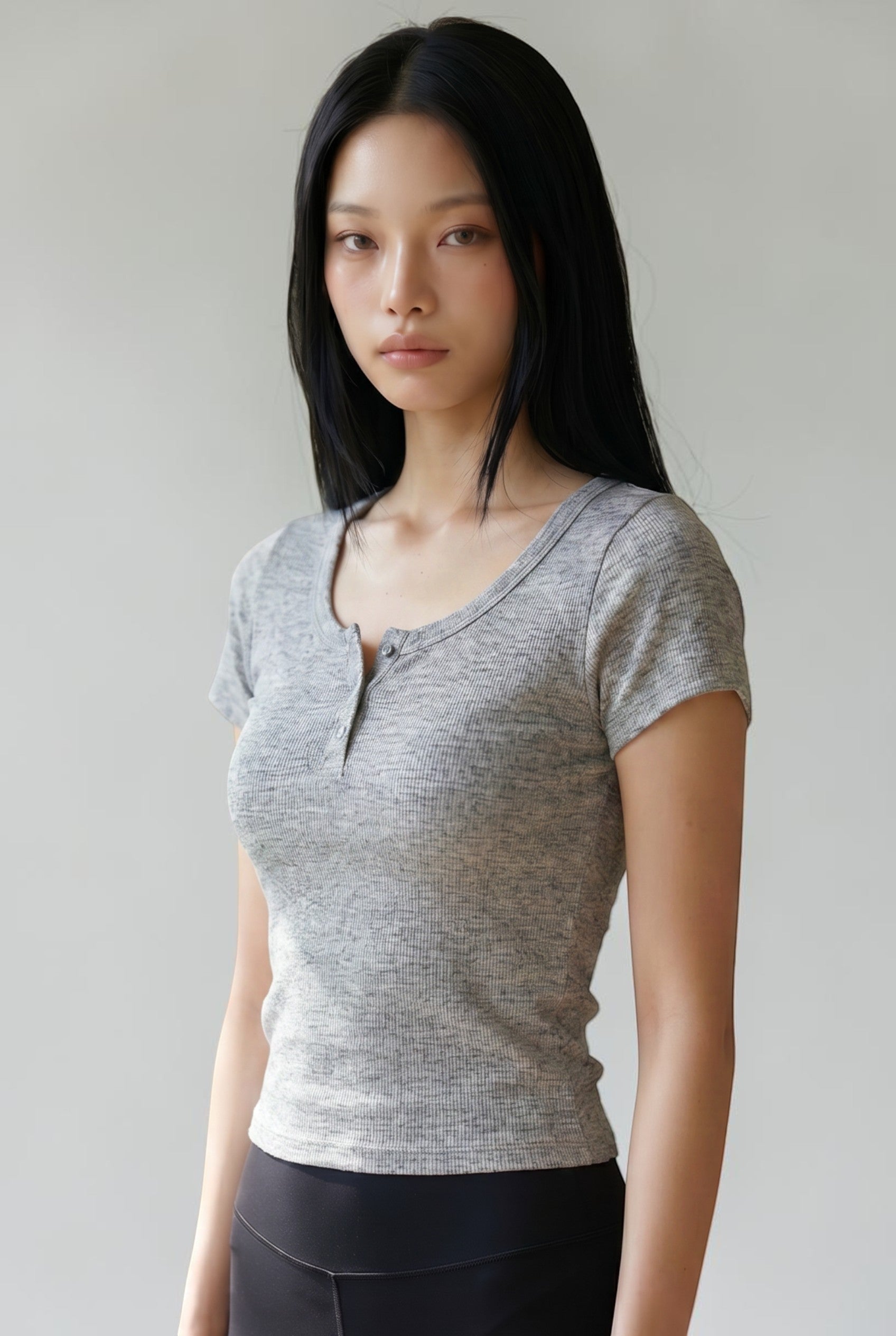 SOLAのグレーのリブ素材トリプルボタンブラトップTシャツを着用したモデル