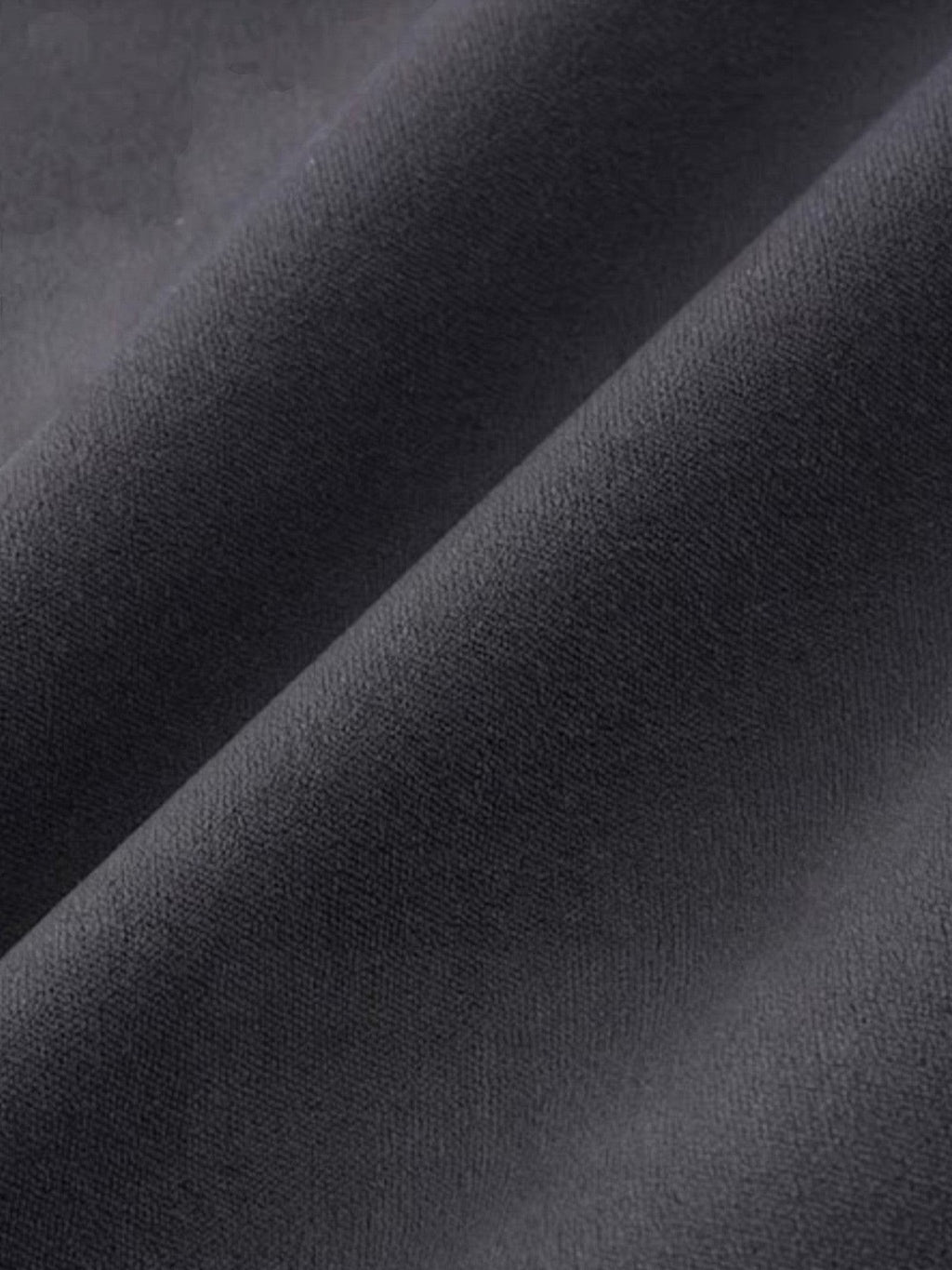 SOLAのハイウェストクロップドレギンスに使用されている、滑らかで伸縮性のあるダークグレーの高品質な生地の質感