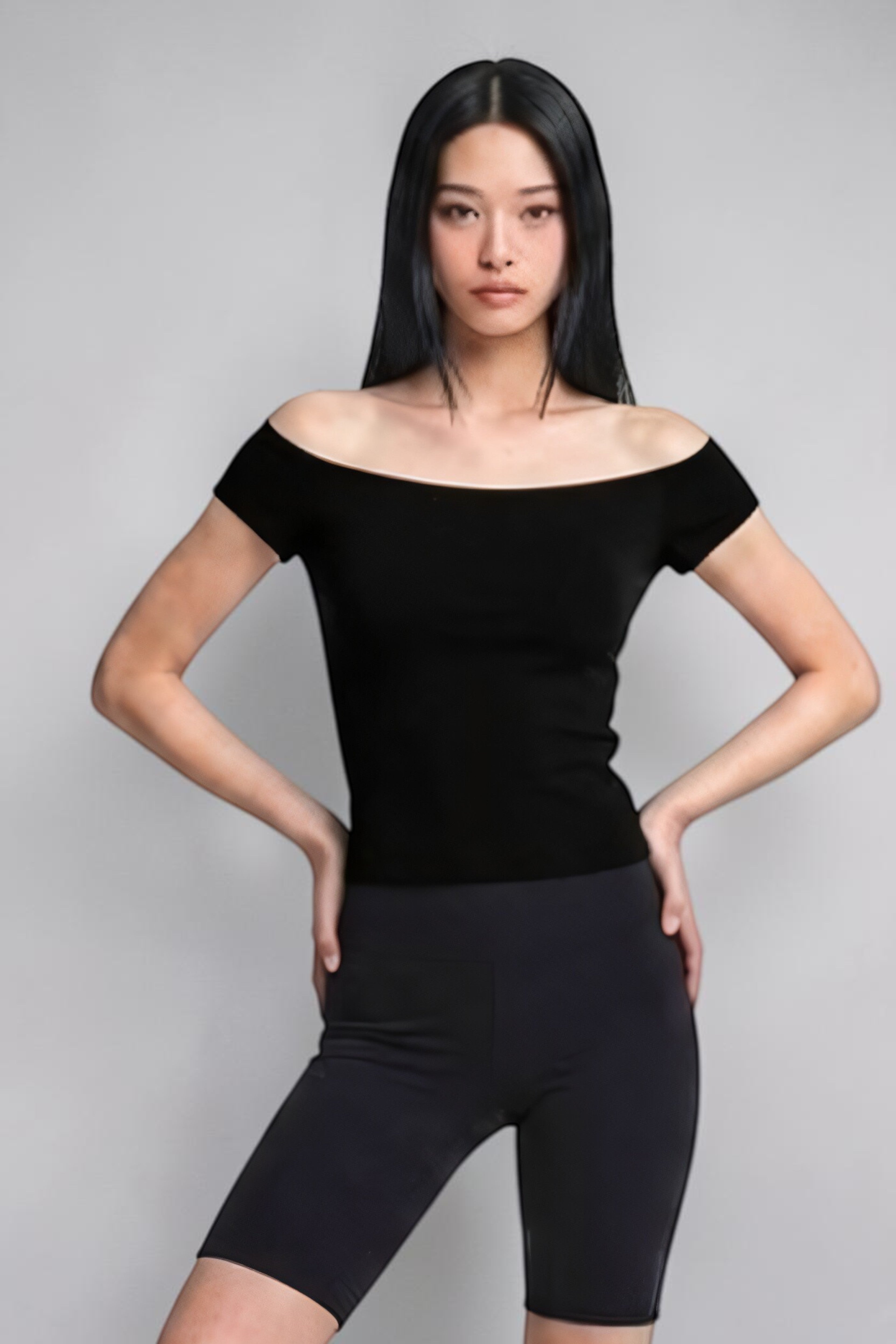 SOLAのブラックのオフショルダーコットンリブブラトップTシャツを着用したモデル