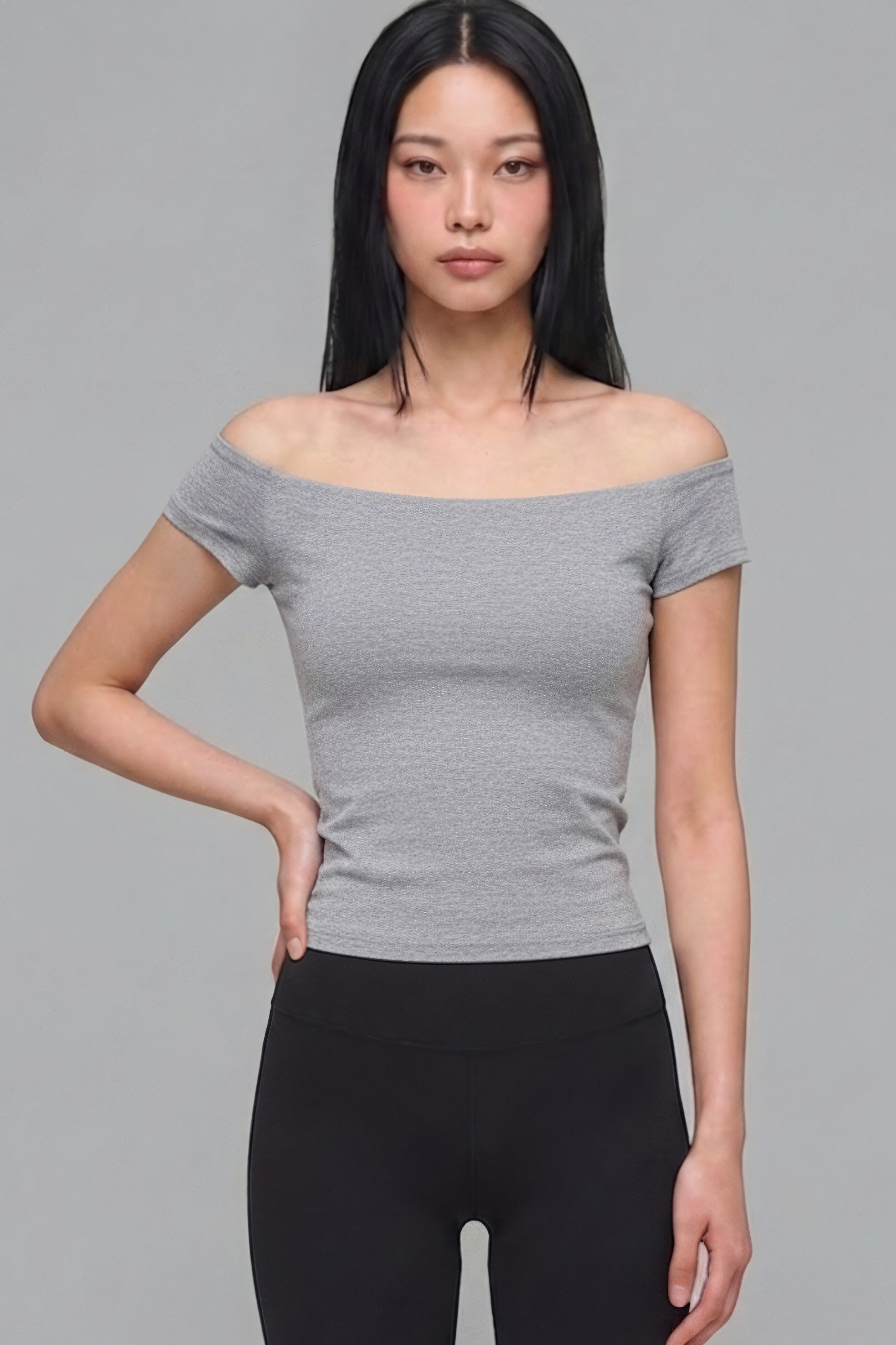 SOLAのグレーのオフショルダーコットンリブブラトップTシャツを着用したモデル