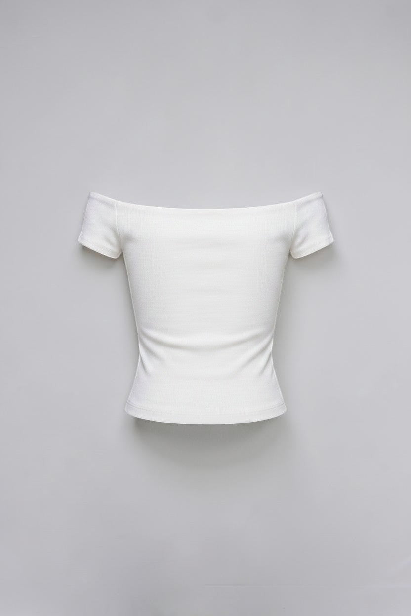 SOLAのホワイトのオフショルダーコットンリブブラトップTシャツ。カップ付きで身体にフィットする上品なデザイン。