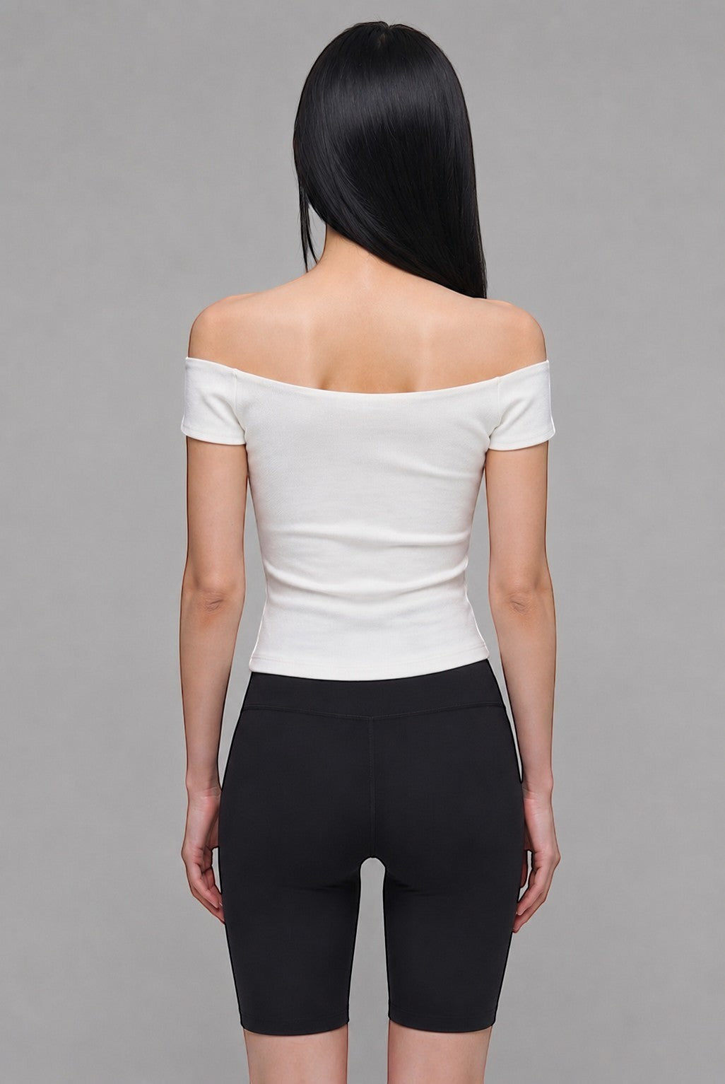 SOLAのホワイトのオフショルダーコットンリブブラトップTシャツを着用した女性の背面ショット