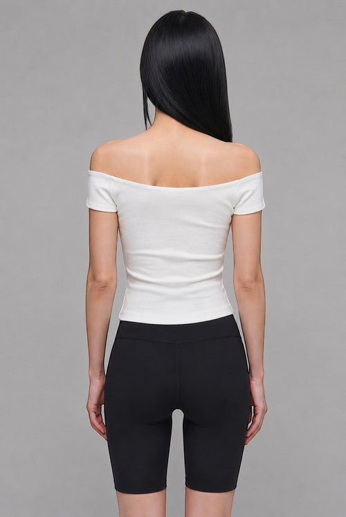 SOLAのホワイトのオフショルダーコットンリブブラトップTシャツを着用した女性の背面ショット
