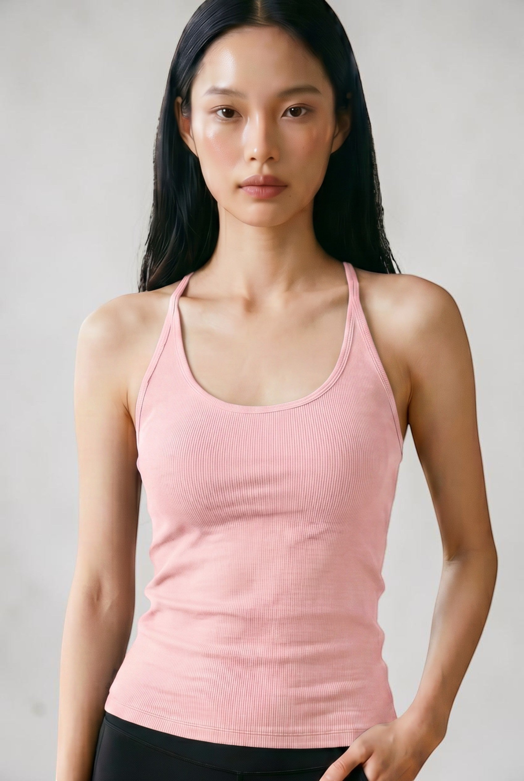 SOLAのピンク色のコットンリブ素材を使用したUラインのキャミソール型ブラトップを着用した女性