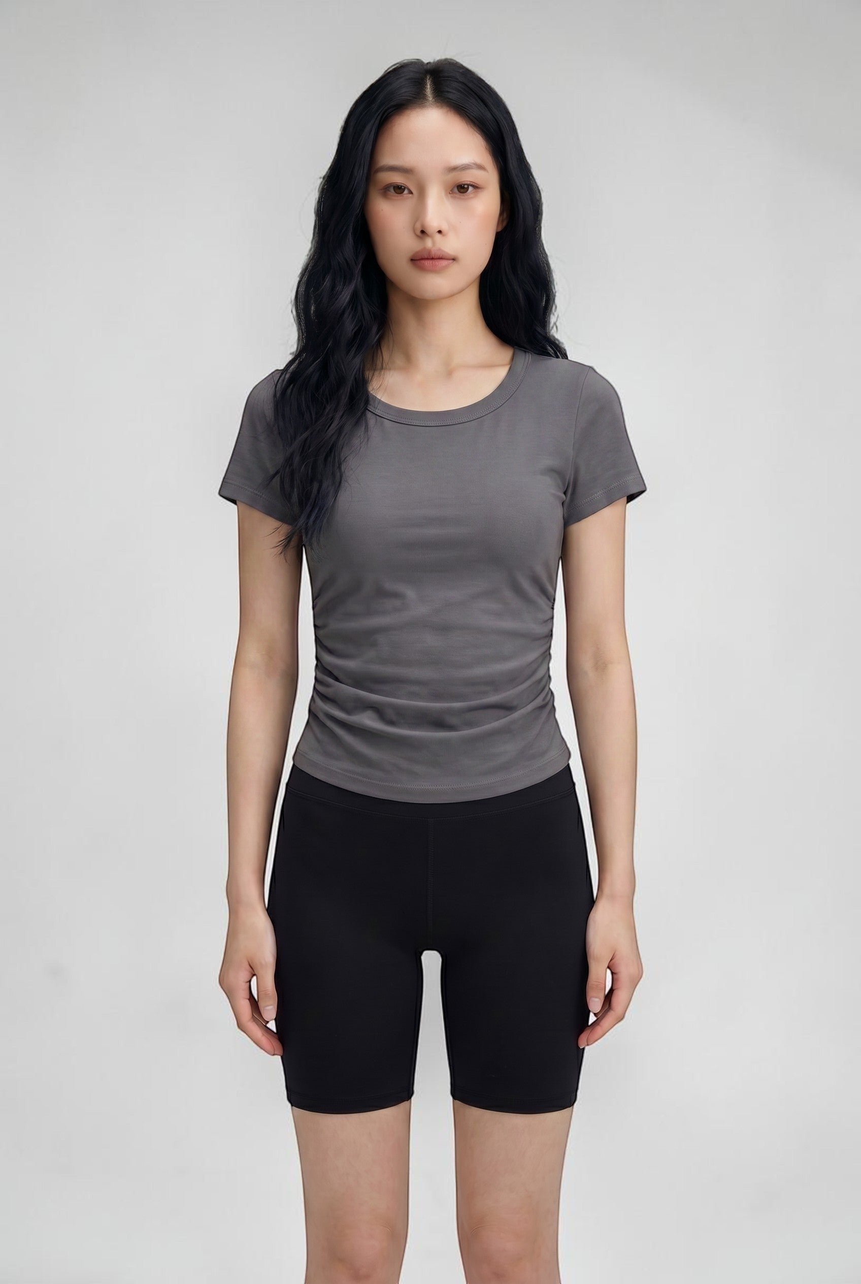 SOLAのグレーのプリーツウエストコットンブラトップTシャツを着用したモデル