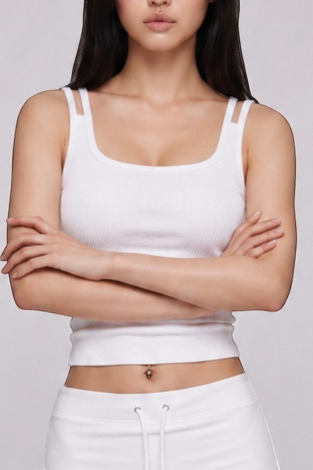 SOLAの厚手パッド付きホワイトフレンチキャミソールとミニスカートを着用した女性の夏用ビーチサイドコーディネート