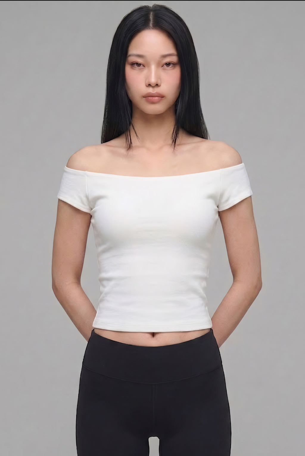 SOLAのホワイトのオフショルダーコットンリブブラトップTシャツを着用したモデル