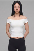 SOLAのホワイトのオフショルダーコットンリブブラトップTシャツを着用したモデル