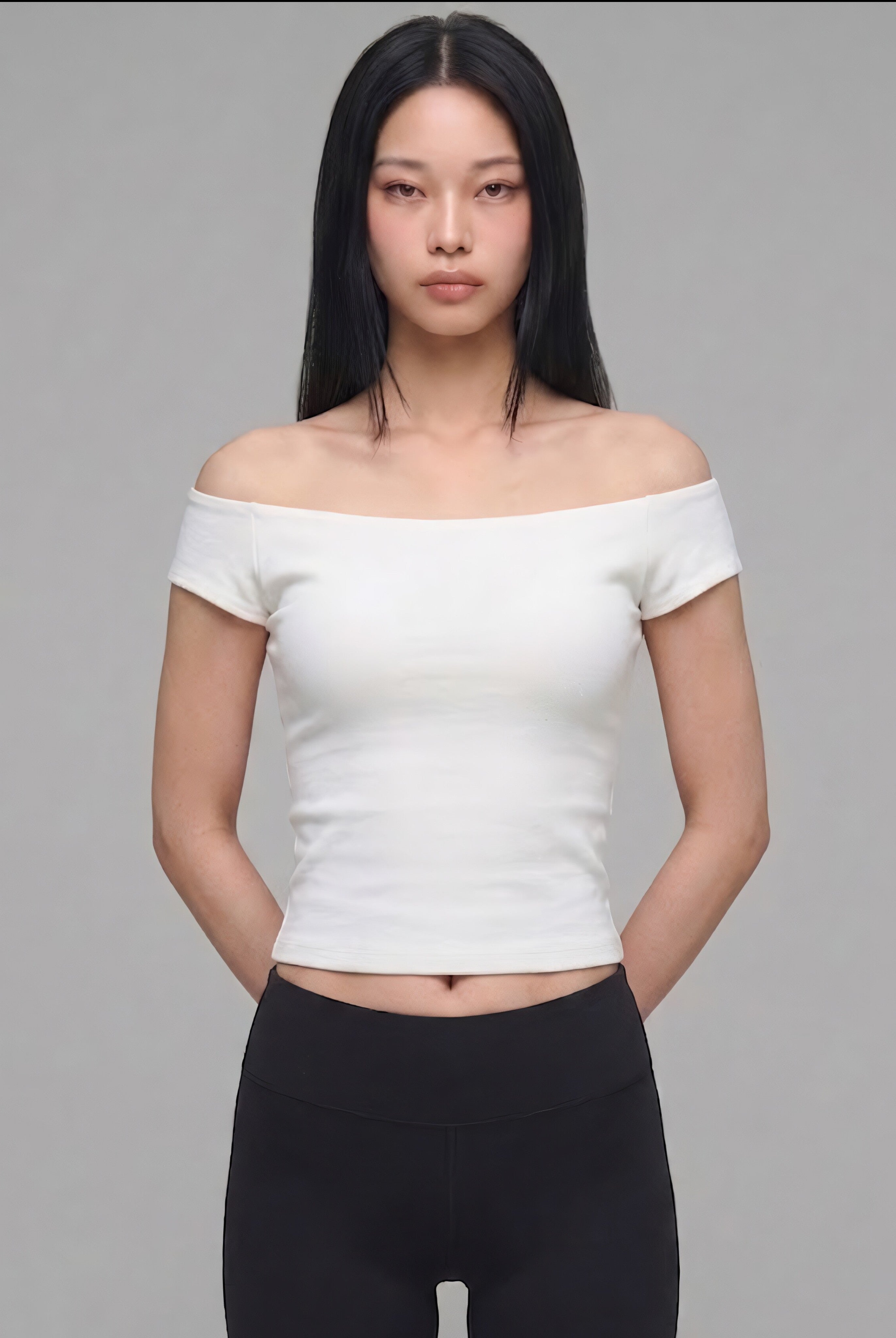 SOLAのホワイトのオフショルダーコットンリブブラトップTシャツを着用したモデル