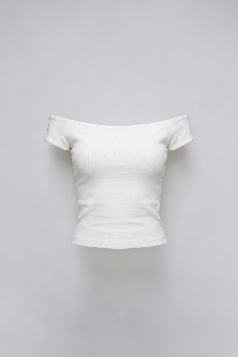 SOLAのホワイトのオフショルダーコットンリブブラトップTシャツ。カップ付きで身体にフィットする上品なデザイン