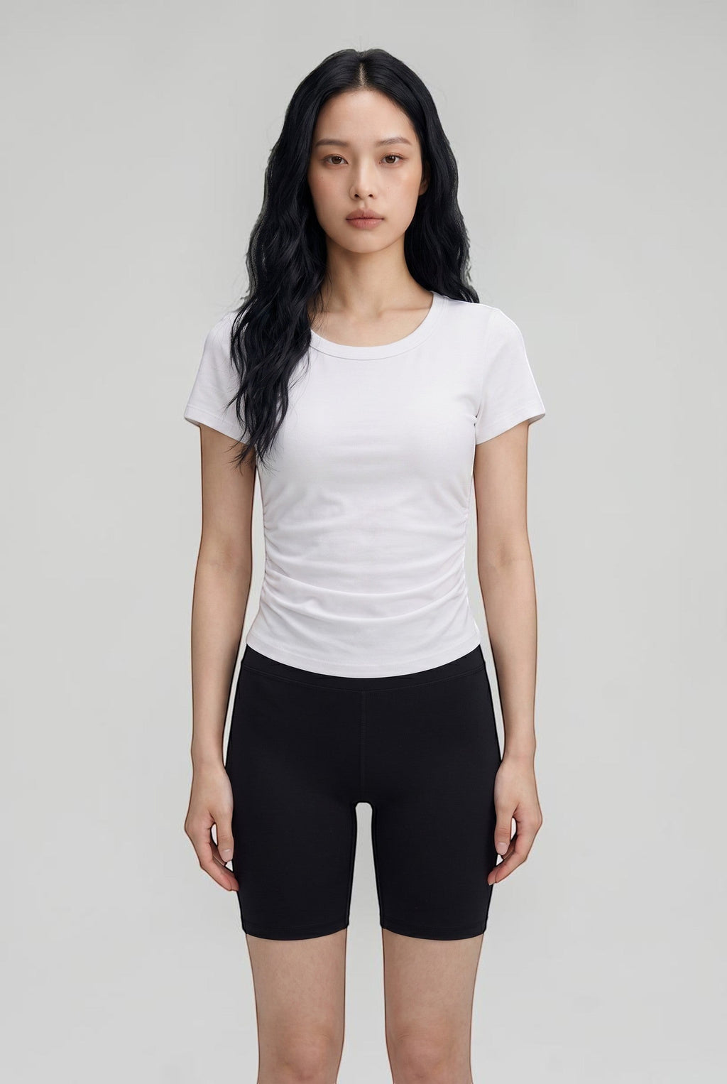 SOLAの白いプリーツウエストコットンブラトップTシャツを着用したモデル