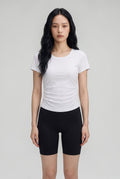 SOLAの白いプリーツウエストコットンブラトップTシャツを着用したモデル