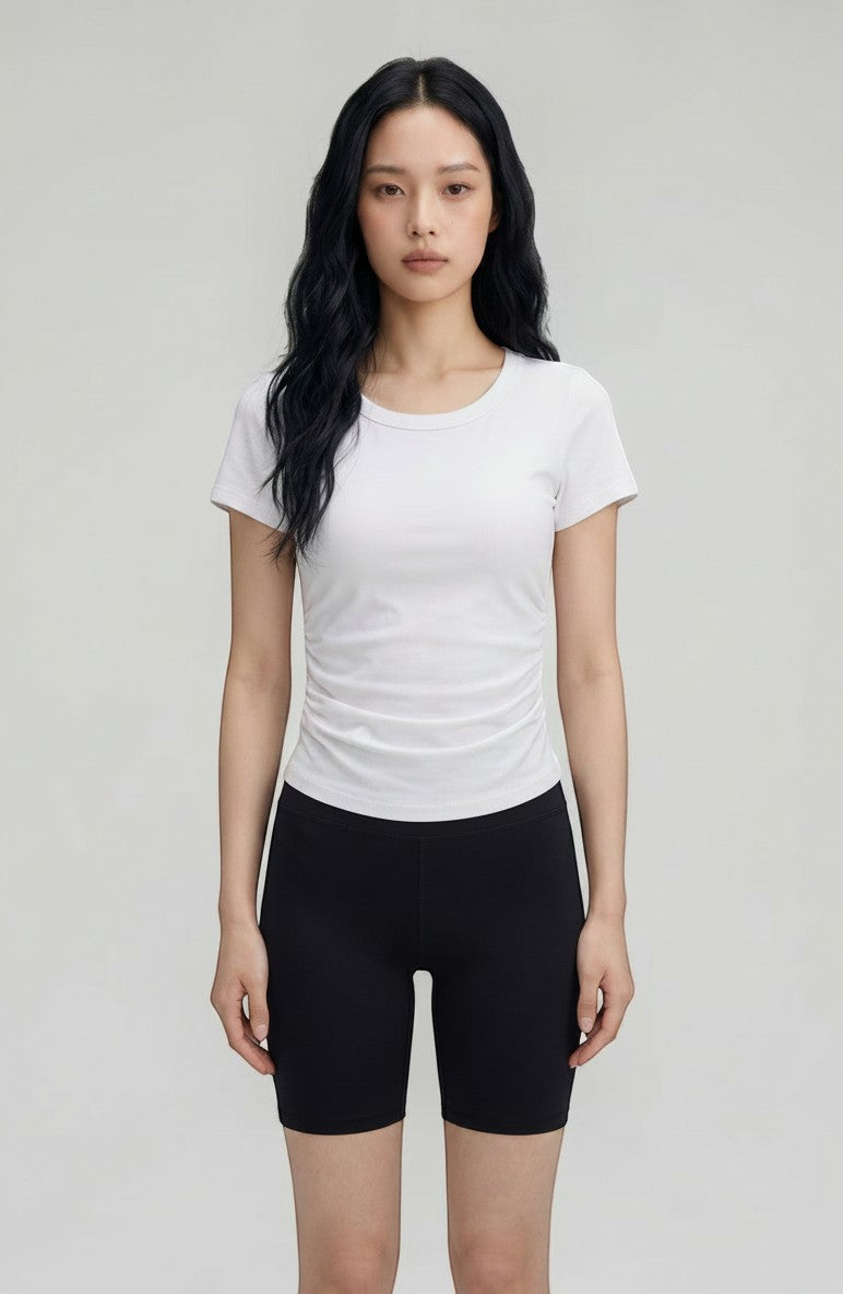SOLAの白いコットン製プリーツウエストブラトップTシャツを着用したモデル