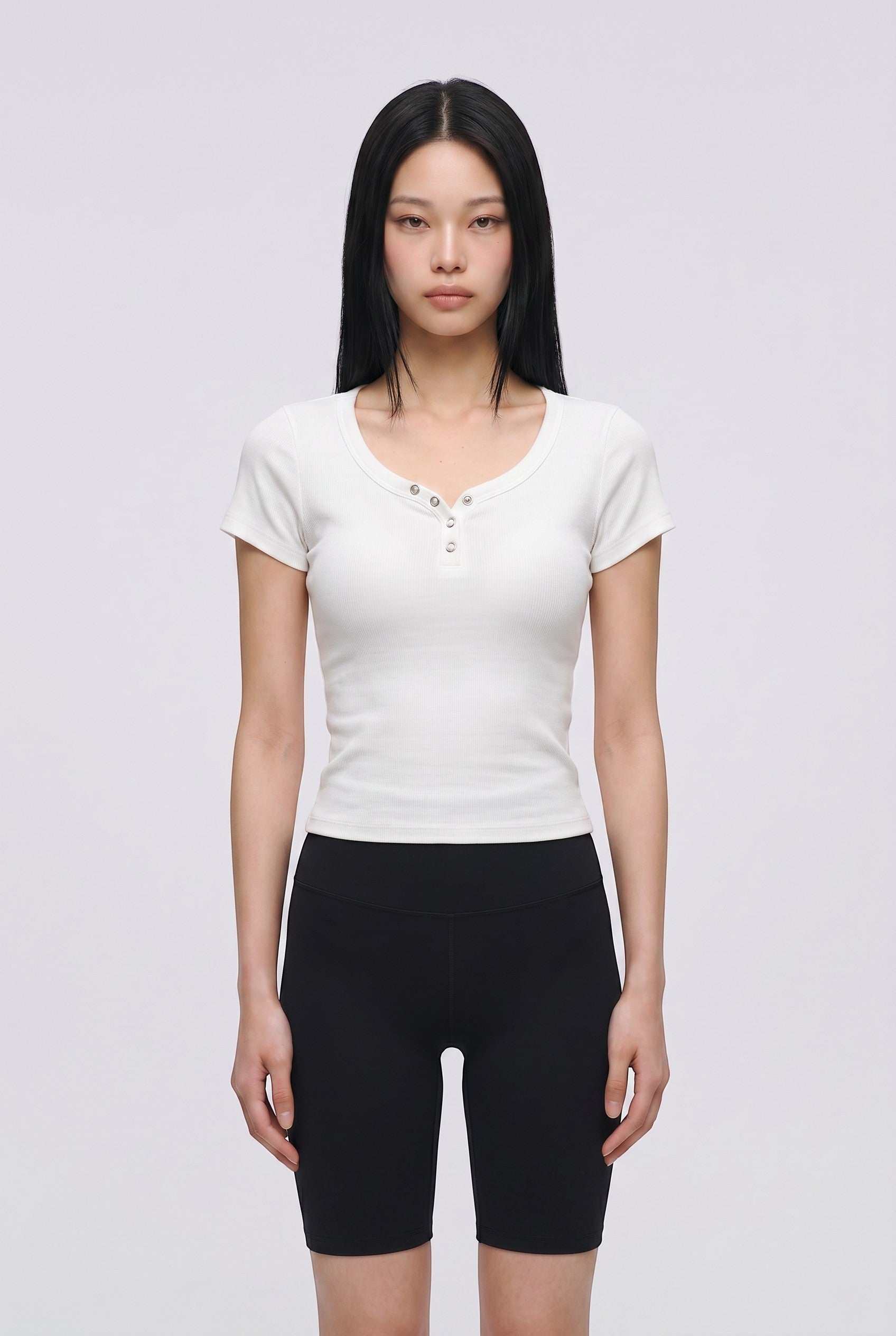 SOLAのトリプルボタン付きホワイトリブブラトップTシャツを着用したモデル
