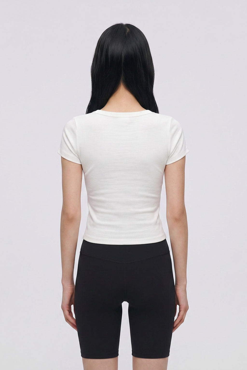 SOLAのホワイトのリブ素材ブラトップTシャツを着用した女性の背面ショット