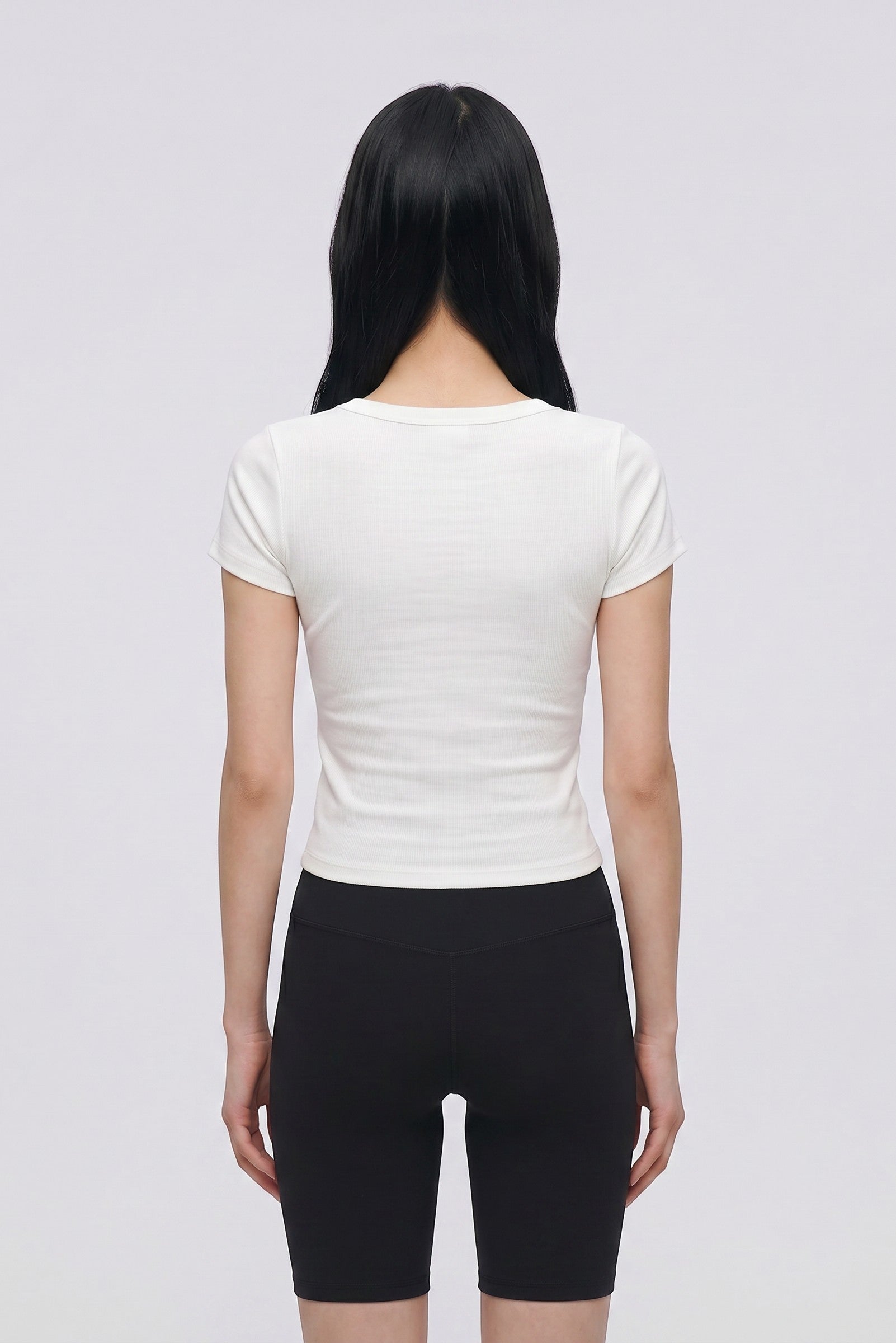 SOLAのホワイトのリブ素材ブラトップTシャツを着用した女性の背面ショット
