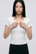 SOLAのホワイトのトリプルボタン付きリブブラトップTシャツを着用したモデル