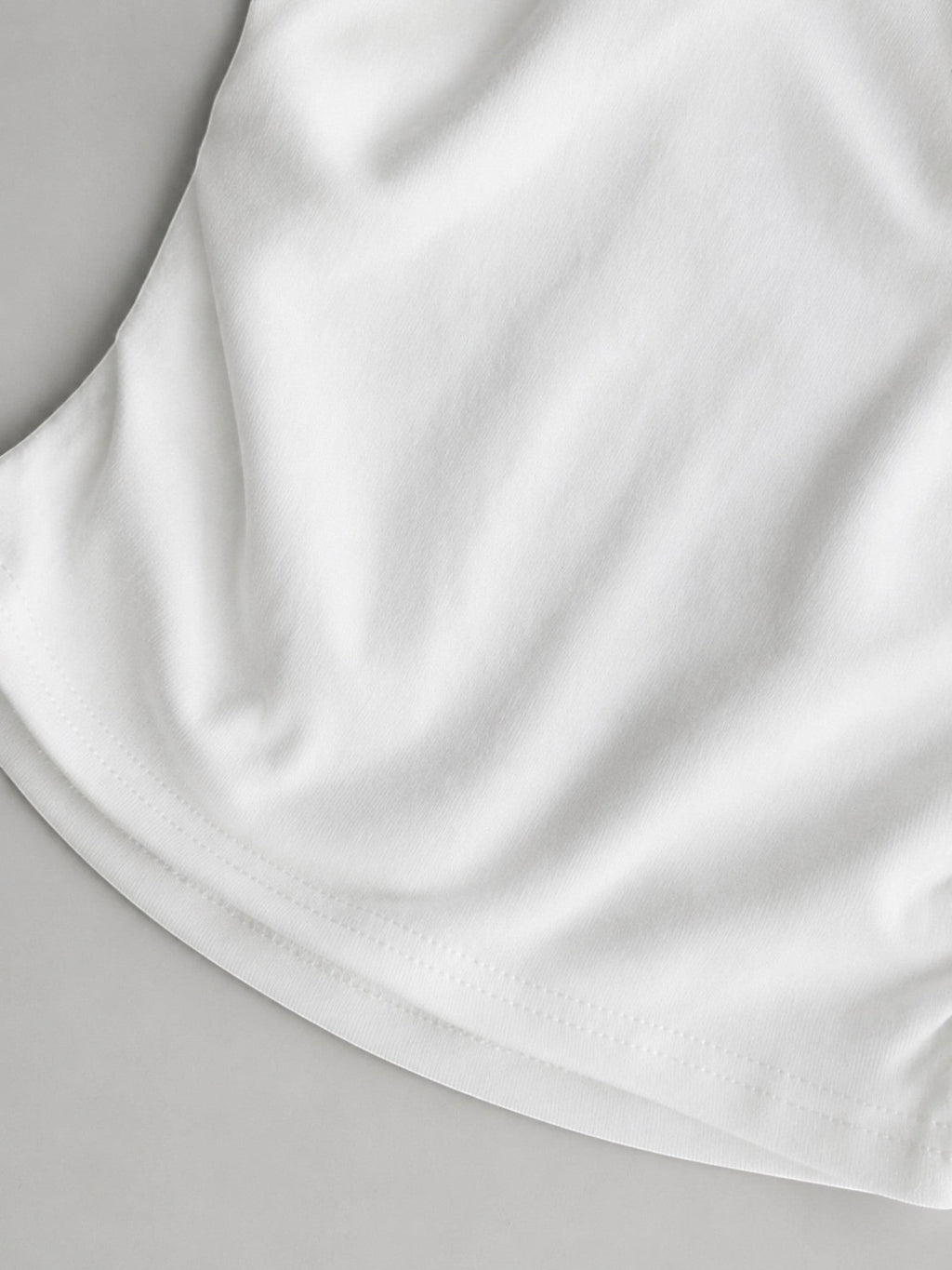 SOLAのオフショルダーブラトップTシャツ。柔らかなホワイトのコットンリブ素材で、肌触りが良く快適な着心地。