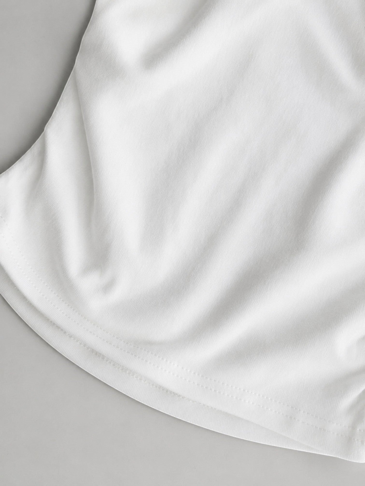 SOLAのオフショルダーブラトップTシャツ。柔らかなホワイトのコットンリブ素材で、肌触りが良く快適な着心地。
