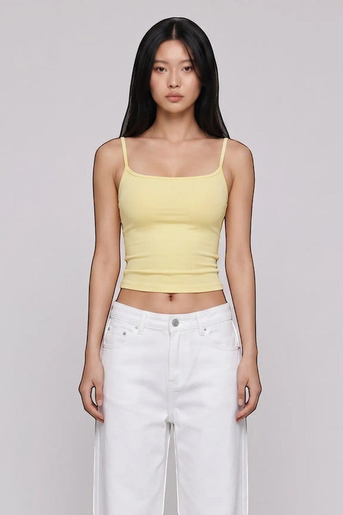 SOLAのイエローのクロップドキャミブラトップ。立体カップ内蔵でバストを美しく見せるストレッチ素材のトップス。